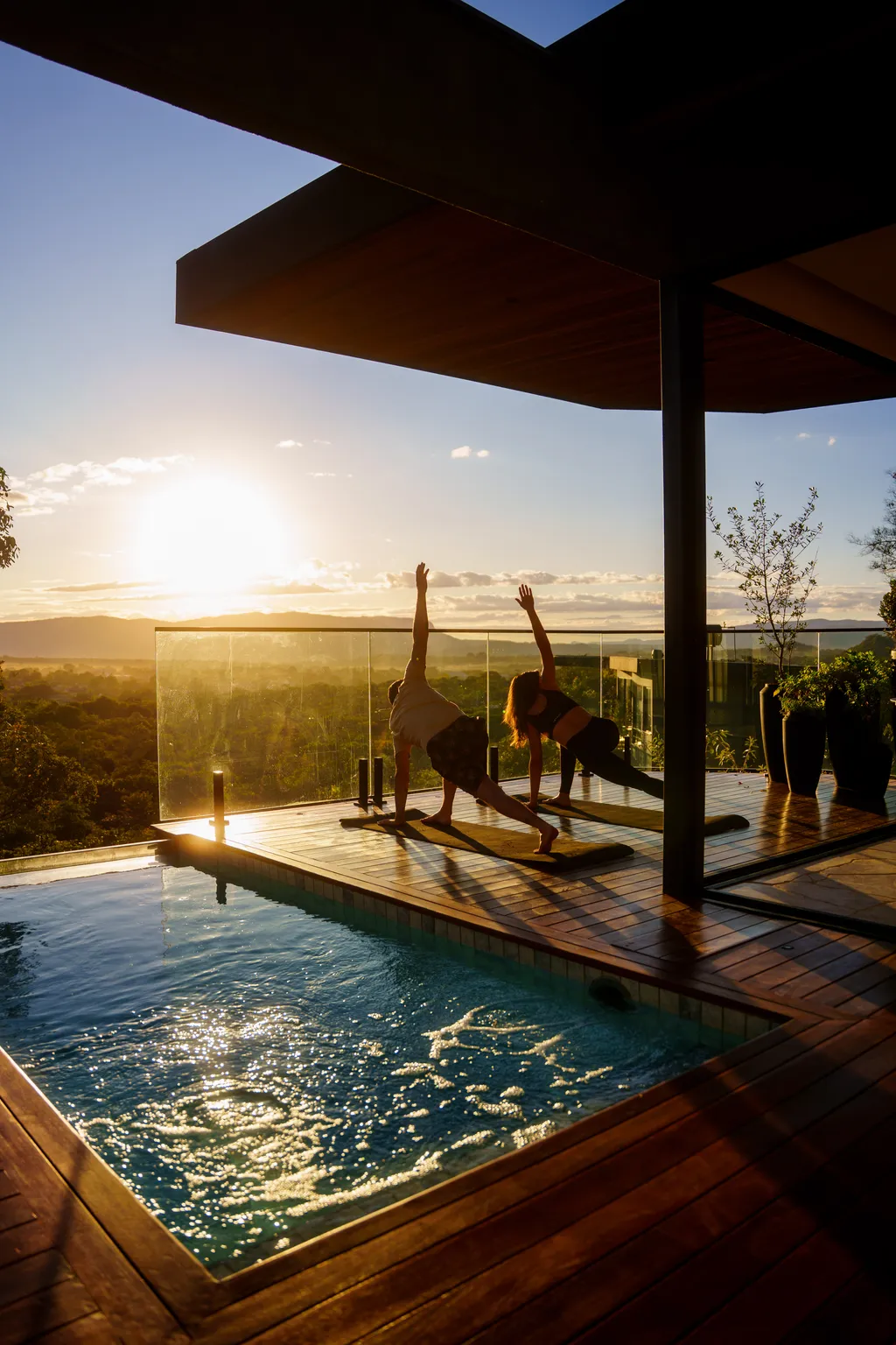 Yoga ao entardecer com vista para o cerrado